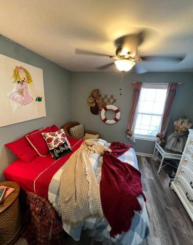 Gainesville House | Cozy Rustic Charming Room