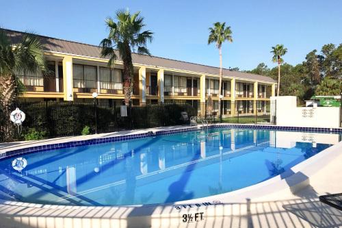 National Gardens Cabin | Econo Lodge Ormond Beach North - Daytona