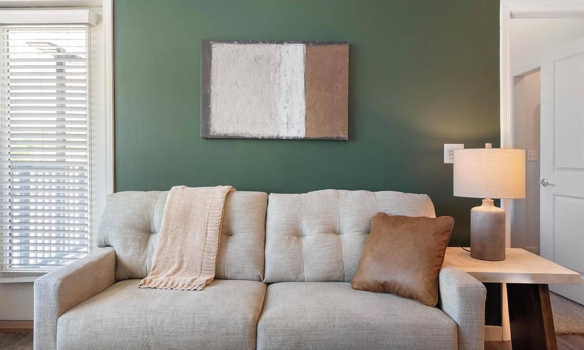 Tarpon Springs Apartment | Landing | Modern 2BD, Clubhouse