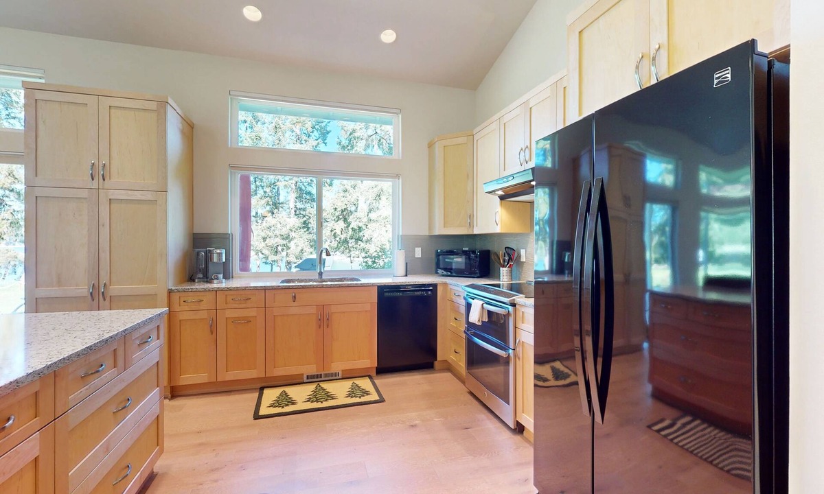 Longbranch House | Waterfront dream with beach access, amazing bay view & secluded location