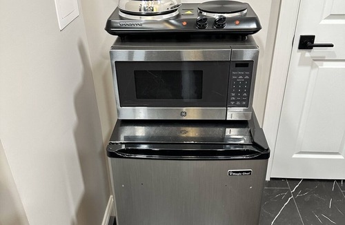 Wayne Apartment | Beautiful & Convenient Studio Downtown Devon