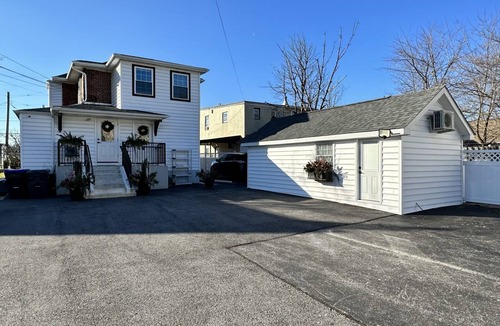 Wayne Apartment | Beautiful & Convenient Studio Downtown Devon