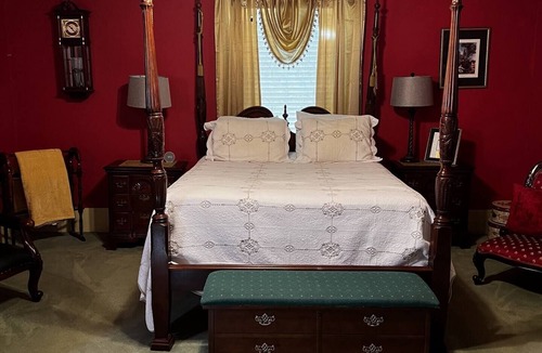 Bainbridge Bed & Breakfast | Commodore Bed & Breakfast/Red Room