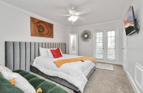 Neartown Bed & Breakfast | Modernized Private Master suite