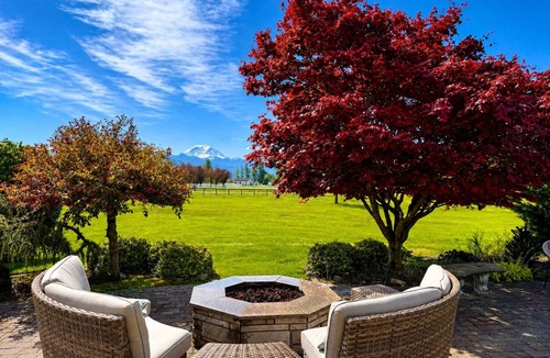 Enumclaw House | Rainier Ranch & Poolside Escape