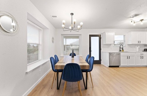 Pflugerville House | Remote Work Friendly King Beds Fast Wifi 3BR