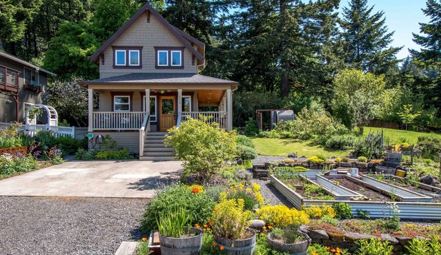 Cascade Locks Downtown Cottage, Sauna, Walk to Downtown, Dry Creek Trailhead