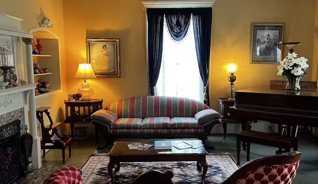 Commodore Bed & Breakfast/Green Room