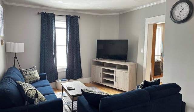 Downtown Ishpeming - The Ridge Retreat - Modern Comfort & Classic Charm