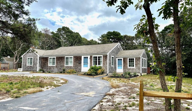 Experience Cape Cod Beaches: Charming 4-bedroom just a 10min stroll to the beach