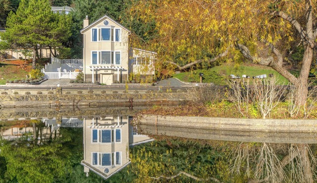 Historic Waterfront Home, Hot tub, Pets Welcome.