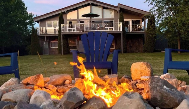 Huron Hideaway - Lakefront Cottage Hot Tub/Pets in Goderich