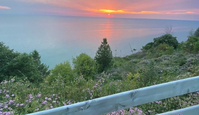 Huron Lakefront Cottage Charming 8 bedrms 4bths 18+guests 8car/Hotub/pets . in Goderich