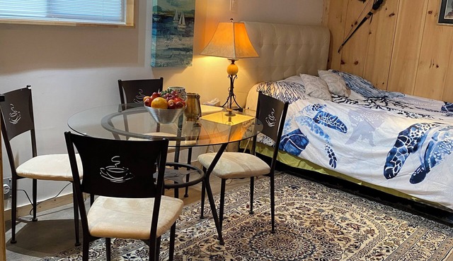 Huron Lakefront Romantic Cottage/pet friendly/Outdoor Shower for you/pets. in Goderich