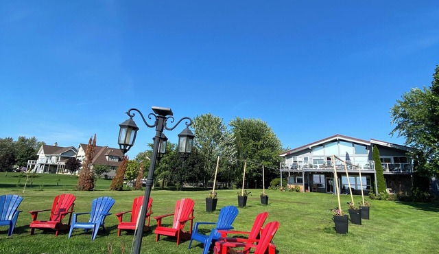 Huron waterfront cottage 6 Bdrm/3 Bths12+guests/Hotub/2pets/beach. in Goderich
