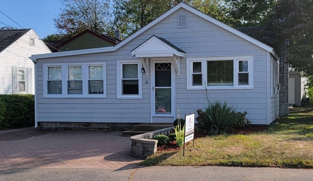 Pet-friendly 2-Bedroom House in Ogunquit Steps from Foot Bridge Beach
