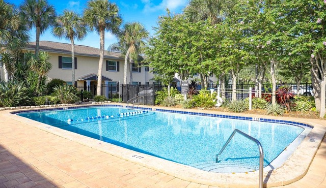 Sunnyside Palms - 2BR, Poolside, 5 min to Beach