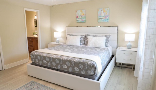 Sunnyside Palms - 2BR, Poolside, 5 min to Beach