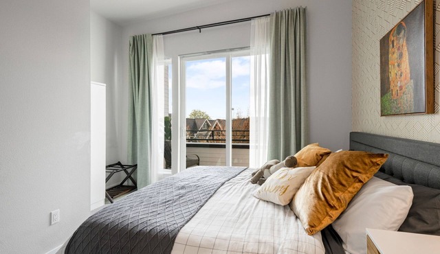 Upscale 2BR Mt. Rainier Rooftop Stadium Nearby