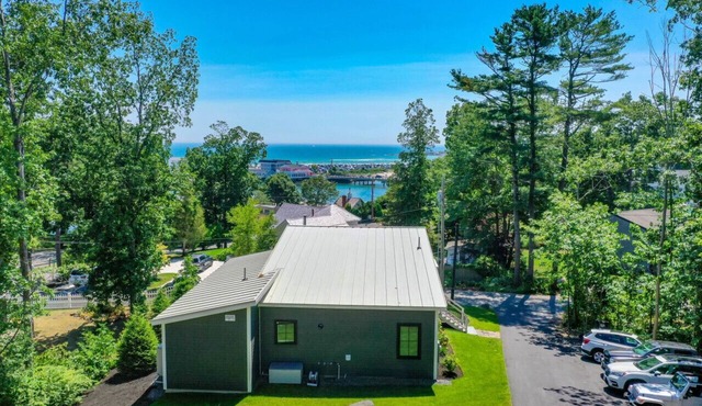 Walk Everywhere from your Modern Coastal Oasis