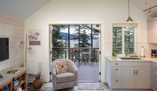 Water View, Impeccable Studio Cottage overlooking East Sound, Walk to Town, Close to Everything! in Eastsound